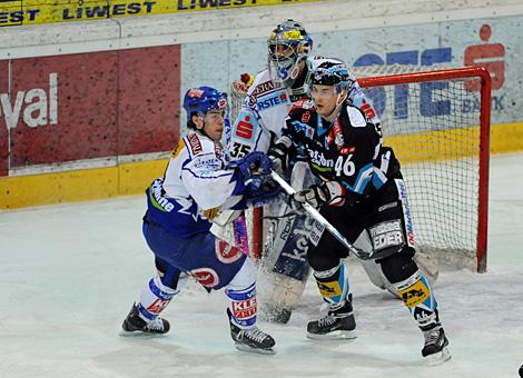 #46 Christoph Ibounig, Stuermer, Liwest Black Wings Linz vor dem Tor des VSV, gehuetet von der #35 Gert Prohaska, VSV. 