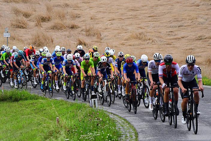 Das Peloton bei Sprintzenstein, 50. OÖ Junioren Rundfahrt, 2. Etappe Sarleinsbach - Sarleinsbach