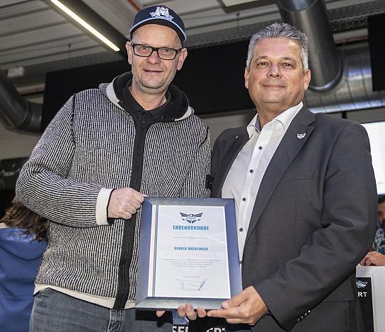 Im Bild:  Gerold Rachlinger, PrÃ¤sident Ing. Peter Freunschlag (EHC Liwest Black Wings Linz) Ã¼bergibt die Ehrenurkunde, Eishockey, EHC Liwest Black Wings Linz vs HC Bozen