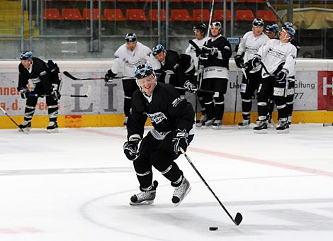 Andreas Judex, Tryout Spieler skatet mit dem Puck.