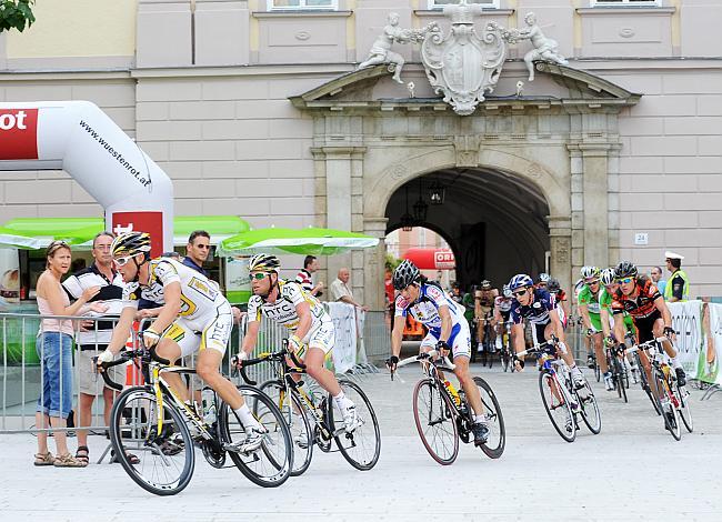 Bernhard Eisel vor Mark Cavendish beide Team Columbia vor dem OOE Landhaus