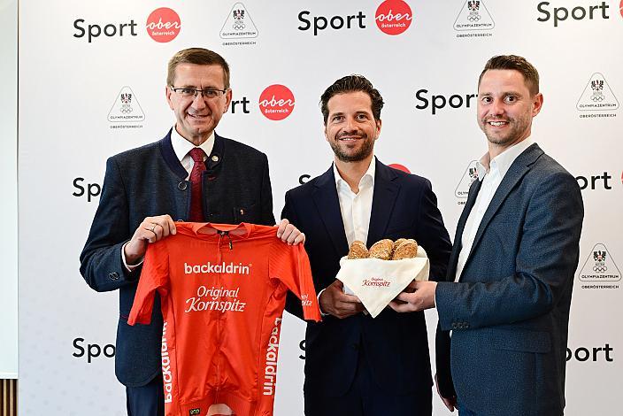 v.l. Wirtschafts- und Sport-Landesrat Markus Achleitner (Oberösterreich), Mario Rossmann (Präsident Cycling Upper Austria, Oberösterreich), Stefan Kletzenbauer (Kornspitz) Pressekonferenz Int. Raiffeisen Oberösterreich Rundfahrt (UCI Kat. 2.2), Olympiazentrum Linz  