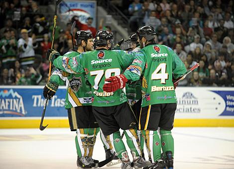 Die london Knights jubeln ueber ein Tor gegen den EV Zug. 