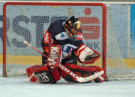 Frederic Chabot, der Caps Keeper sichert den Puck. 
