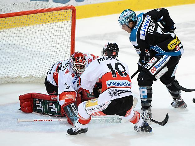 Brian Lebler Linz vor Tormann Thomas Tragust, Innsbruck, EHC Liwest Black Wings Linz vs HC TWK Innsbruck