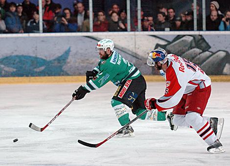 #2 Kevin Mitchell, Verteidiger, Olimpija Ljubljana verfolgt von #15  Donald Maclean, Stuermer, Red Bulls Salzburg.