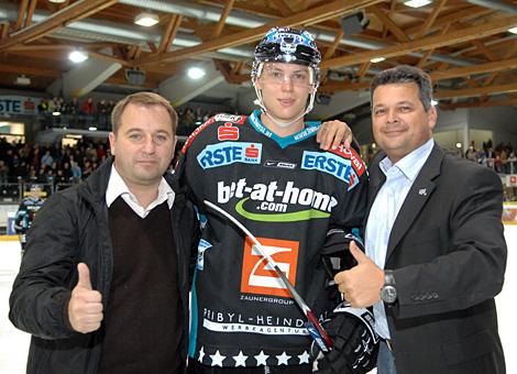 #15 Matthias Iberer, Stuermer, EHC Liwest Black Wings Linz, Spieler des Abends mit Matthias Scheiblberger und Peter Freunschlag. 