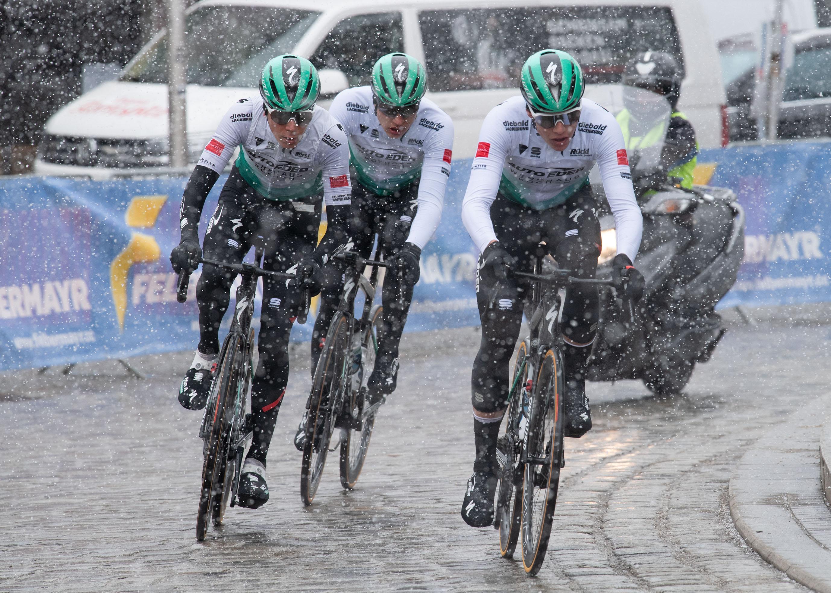 Die Sieger der Junioren Junioren, 1.  Cian Uijtdebroeks (BEL, Team Auto Eder),  Luis Joe Lührs (GER, Team Auto Eder),  Emil Herzog (GER, Team Auto Eder), Radliga, 60. Radsaison-Eröffnungsrennen Leonding, Oberösterreich 