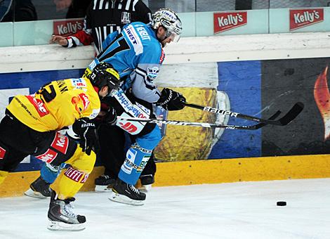 Jason Ward im Angriff, verfolgt vom Wiener Marcel Rodman; Vienna Capitals vs. Liwest Black Wings 