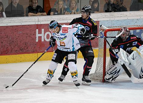 #74 Daniel Oberkofler, EHC Liwest Black Wings Linz vor dem Tor der Ingolstaedter.  