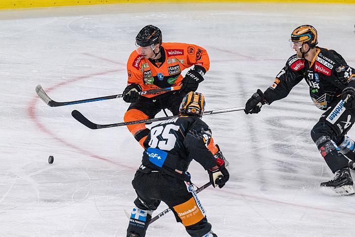 Zintis-Nauris Zusevics (Moser Medical Graz 99ers),  Michael Haga (Steinbach Black Wings Linz), Logan Roe (Steinbach Black Wings Linz) Steinbach Black Wings Linz vs Moser Medical Graz 99ers, Pre-Play-Offs, 3. Runde ICE Hockey League, Steinbach Black Wings Linz, Linz AG Eisarena 