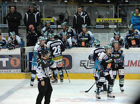 Linz feiert ein Tor, EHC Liwest Black Wings Linz vs. KHL Medvescak Zagreb, Platzierungsrunde