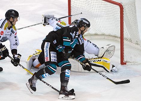 Rick Schofield (EHC Liwest Black Wings Linz) scort gegen Tormann Ronan Quemener (Dornbirn Bulldogs)  EHC Liwest Black Wings Linz vs Dornbirn Bulldogs