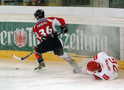 #36 Marco Pewal, Stuermer, Team Austria ueberspielt die #26 Morten Dahlmann, Stuermer, Team Danmark.