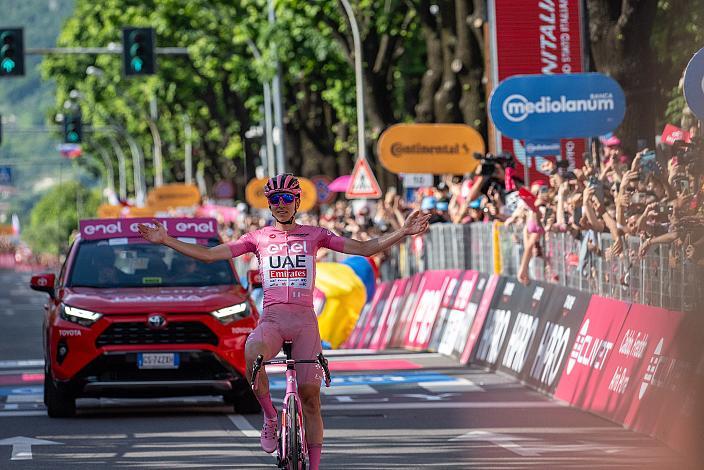 Tadej Pogacar (SLO, UAE Team Emirates) im Rosa Terikot des Gesamtführenden des 107. Giro d Italia, Stage 20, Alpago - Bassano del Grappa, km 184