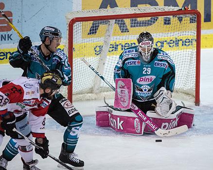 Tormann Michael Ouzas (EHC Liwest Black Wings Linz) klaert vor Jan Lattner (HC Orli Znojmo),  EHC Liwest Black Wings Linz vs HC Orli Znojmo