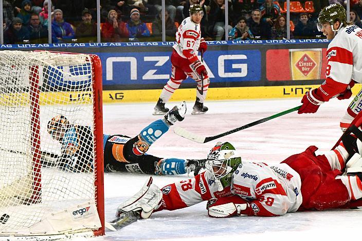 Shawn St.Amant (Steinbach Black Wings Linz) trifft zum 4 zu 0 in Unterzahl gegen Tormann Samuel Harvey (HCB Suedtirol Alperia),  Win2Day ICE Hockey League,  Steinbach Black Wings Linz vs  HCB Südtirol Alperia,  Linz AG Eisarena 