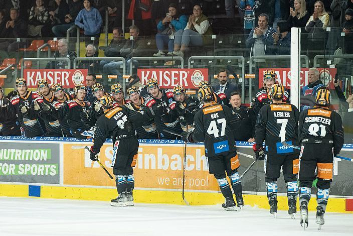 Linz feiert das Siegestor Steinbach Black Wings Linz vs HC Pustertal Woelfe, 7. Runde ICE Hockey League, Steinbach Black Wings Linz, Linz AG Eisarena 