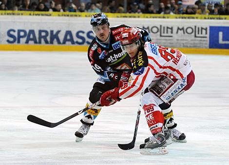 #19 Rob Shearer, Liwest Black Wings linz im Duell mit der #89 Raphael Herburger, KAC.