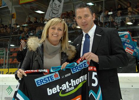 Manager Christian Perthaler, mit dem Matchsponsor.