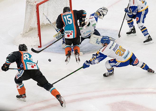 v.l. Dragan Umicevic (Black Wings 1992) erzielt das 2 zu 3 gegen Villach, Juha-Pekka Hytönen (Black Wings 1992), Tormann Alexander Schmidt (EC GRAND Immo VSV), Nico Brunner (EC GRAND Immo VSV) Black Wings Linz vs EC VSV, Eishockey, Bet at Home ICE Hockey League