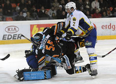 Richard Seelex, KHL Medvescak Zagreb  der EX Linzer checkt Robert Lukas  Liwest Black Wings Linz 