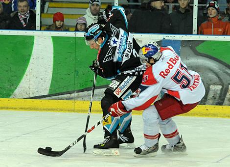 #3 Ray DiLauro, Verteidiger, EHC Liwest Black Wings Linz im Zweikampf mit der #51 Matthias Trattnig, Red Bull Salzburg.