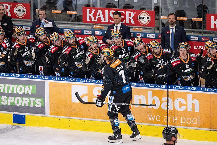 Brian Lebler (Steinbach Black Wings Linz) feiert an der Bande Steinbach Black Wings Linz vs HCB Südtirol Alperia, Viertelfinale, 6. Runde ICE Hockey League, Linz AG Eisarena 