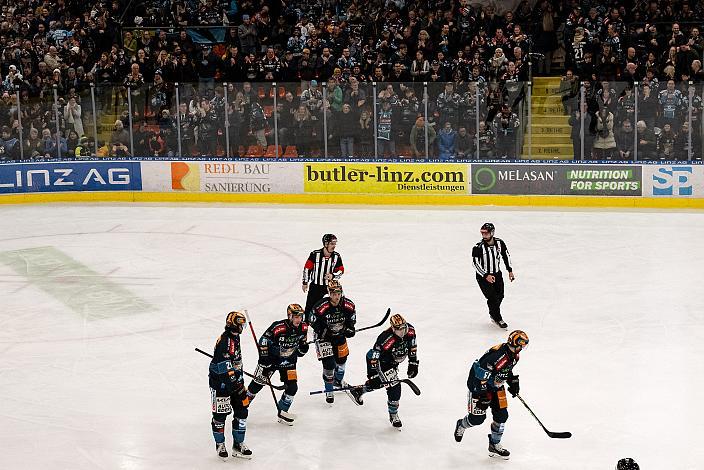 Die Steinbach Black Wings Linz feiern das Tor zum 1 zu 1 durch Logan Roe (Steinbach Black Wings Linz), Steinbach Black Wings Linz vs Moser Medical Graz 99ers , Linz AG Eisarena