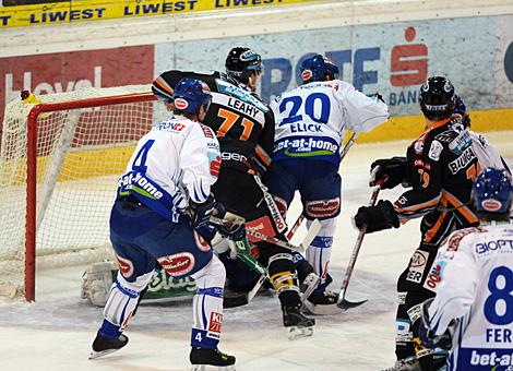 Pat Leahy Liwest Black Wings Linz, vor dem Tor des EC VSV