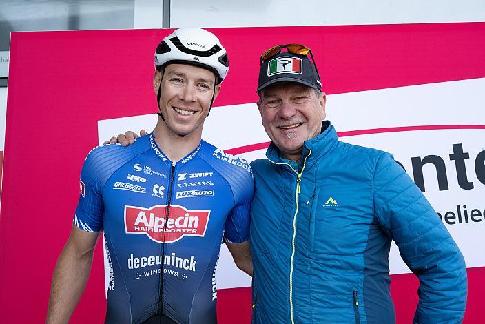 Laurens Sweeck (BEL, Alpecin-Deceuninck Development Team), Walter Ameshofer (LRV OÖ Vize Präsident) 2. Etappe Wels - Bad Leonfelden, Int. Raiffeisen Oberösterreich Rundfahrt UCI Kat. 2.2