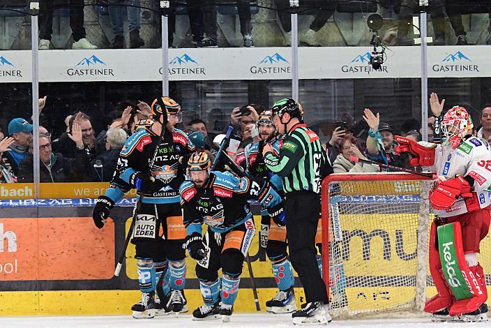 Das Team der Steinbach Black Wings Linz feiern das Tor zum 2  zu 1 durch Andreas Kristler (Steinbach Black Wings Linz), Semifinale 4, Win2Day ICE Hockey League, 4. Semifinale, Steinbach Black Wings Linz vs EC KAC,  Linz AG Eisarena 