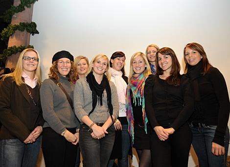  Liwest Black Wings Linz die Spielerdamen arbeiten fuer ein Sozialprojekt die Ladys Charity.