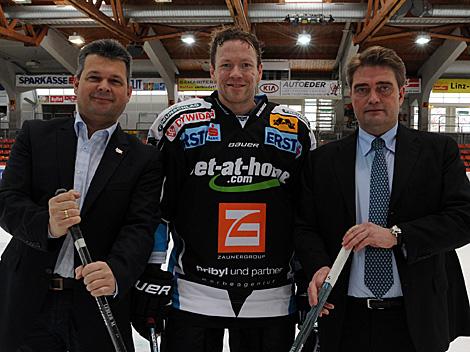 Die neu Verpflichtung der Linzer fuer die Verteidigung, der Schwede Jan-Axel Alavaara, mit Praesident Peter Freunschlag und Karl Egger, Fa Kelit
