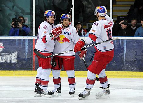 Die Salzburger von links, Manuel Latusa, Thomas Koch und Andre Lakos feiern das Tor zum 3 zu 3 Ausgleich, Liwest Black Wings Linz vs. EC Red Bull Salzburg