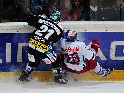 Philipp Lukas, Linz und der Salzburger Brent Aubin, EHC Liwest Black Wings Linz vs. EC Red Bull Salzburg, Platzierungsrunde