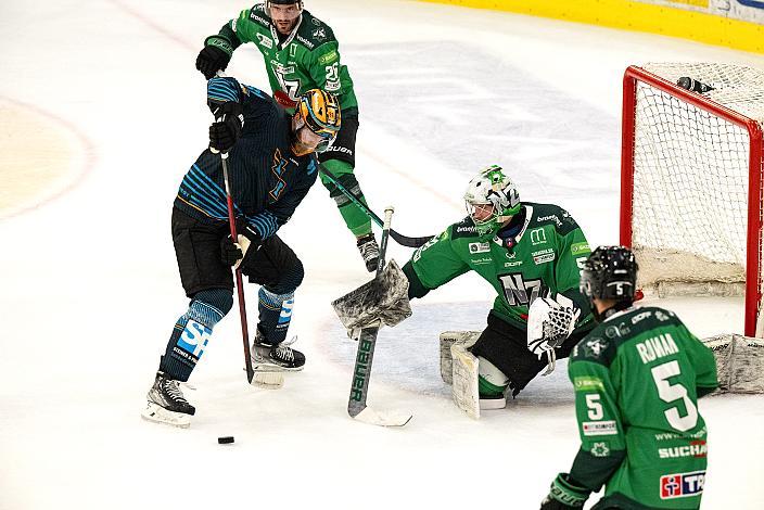 Sean Collins (Steinbach Black Wings Linz), Tormann Juraj Ovecka (HC Nove Zamky) Testspiel Steinbach Black Wings Linz vs HC Nove Zamky, Linz AG Eisarena, pre season 