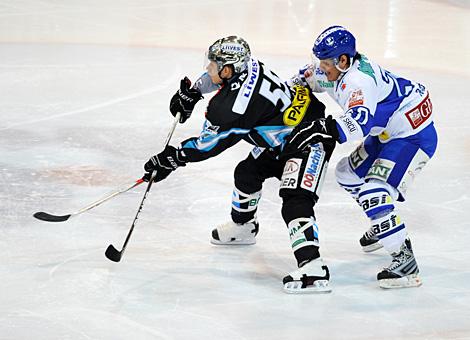 Robert Lukas Liwest Black Wings Linz vs. Wacey Rabbit KHL Medvescak Zagreb