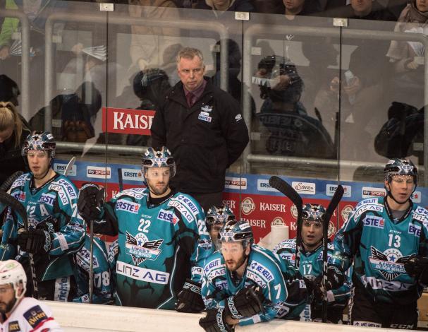 Stefan Freunschlag (EHC Liwest Black Wings Linz) auf der Spielerbank  EHC Liwest Black Wings Linz vs EC KAC, Pick Round