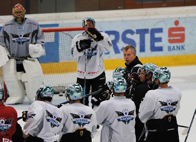 Trainer Rob Daum vor den Spielern des EHC Liwest Black Wings.
