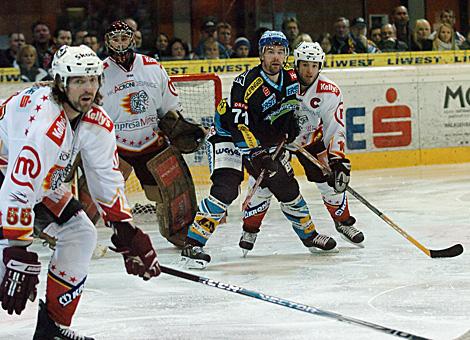 #71 Pat Leahy, Stuermer, EHC Liwest Black Wings im Duell mit der #10 Dejan Varl, HK Acroni Jesenice. Im Vordergrund die #55 Jaroslav Nedved, HK Acroni Jesenice.
