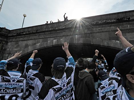 Die Liwest Black Wings mit dem Bus zur Meisterfeier, EHC Liwest Black Wings Linz  