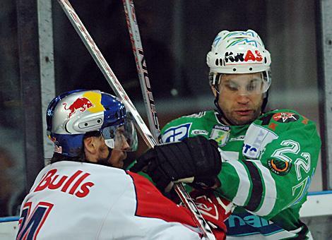 #22 Greg Kuznik, Verteidiger, Olimpija Ljubljana im Duell mit der #74 Dieter Kalt, Red Bulls Salzburg.