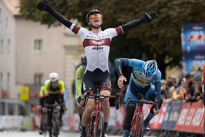 Emanuel Zangerle (AUT, Tirol KTM Cycling Team) gewinnt das letzte Liga Rennen in Kufstein Radsport, Mario Gamper (AUT, Team Felbermayr Simplon Wels) , Herren Radliga, Kufstein, Tirol, Radliga Finale 2022