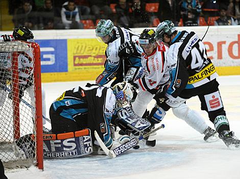 Alex Westlund, Linz klaert vor Vladimir Riha, Znojmo,  EHC Liwest Black Wings Linz vs. HC Orli Znojmo