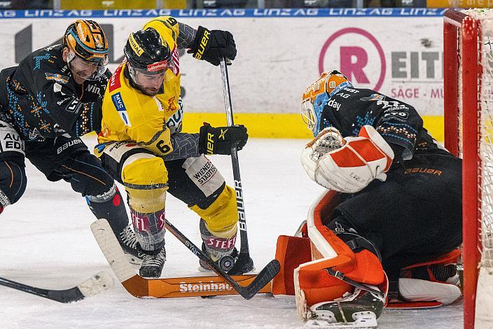  v.l. Daine Todd (Steinbach Black Wings Linz), Rafael Rotter (spusu Vienna Capitals), Tormann Rasmus Tirronen (Steinbach Black Wings Linz) Steinbach Black Wings Linz vs Spusu Vienna Capitals, 27. Runde, ICE Hockey League, Steinbach Black Wings Linz, Linz AG Eisarena 