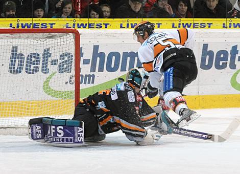 Alex Westlund Liwest Black Wings Linz, haelt den Penalty von Matthias Schwab. Moser Medical Graz 99ers