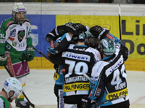 Linz jubelt ueber den Ausgleich, EHC Liwest Black Wings Linz vs. HDD Tilia Olimpija Ljubljana, 1. Semifinale