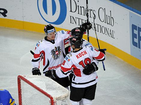 Thomas Koch, Daniel Welser und Michael Grabner, feiern ein Tor, Team Austria. Oesterreich und Team Ukraine  