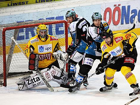 Danny Irmen und Rob Hisey vor dem Tor der Vienna Caps, EHC Liwest Black Wings Linz vs. UPC Vienna Capitals